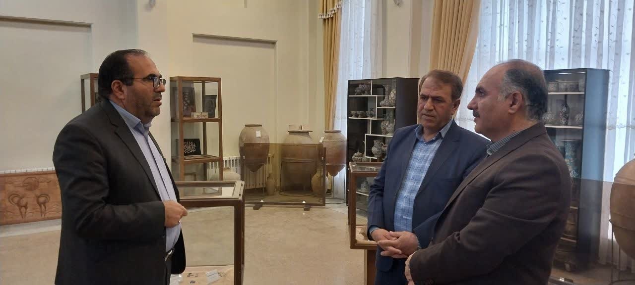 بازدید فرماندار اسدآباد از موزه شهرستان و تأکید بر توسعه فضاهای موزهای