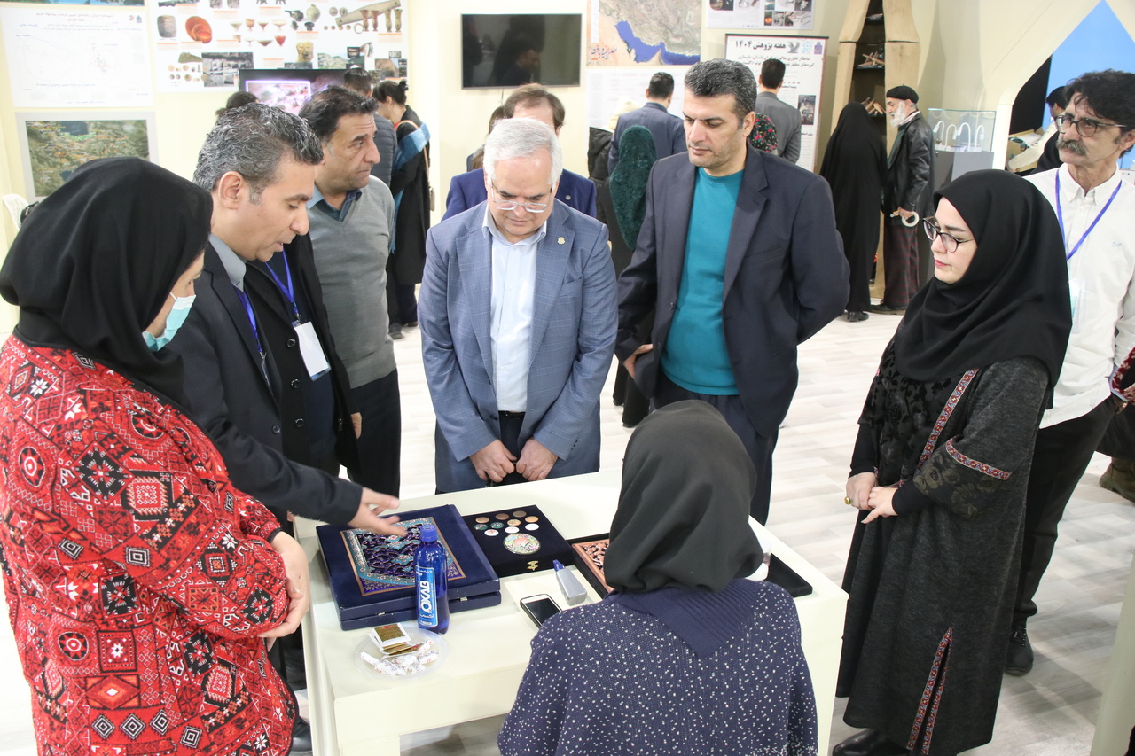 بازدید معاون پژوهشی دانشگاه صنعتی امیر کبیر از غرفه پژوهشگاه دربیست و ششمین نمایشگاه بینالمللی پژوهش، فناوری و فنبازار ۱۴۰۴