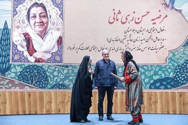 اهدای ۱۲۰۰ اثر صنایع‌دستی سیستان و بلوچستان به بانوان کشور توسط رئیس‌جمهوری به مناسبت روز زن