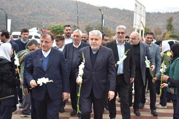 ادای احترام وزیر میراث‌فرهنگی به مقام شامخ شهدای شهر قرق