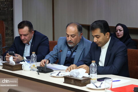 نشست هم اندیشی مدیرکل میراث فرهنگی، گردشگری و صنایع دستی استان کردستان با فعالان دفاتر خدمات مسافرتی