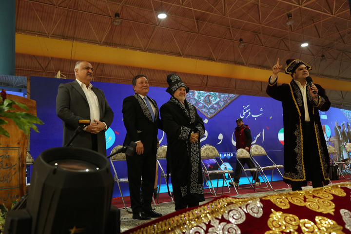 قاب ماندگار احترام؛ شاپان قزاق بر تن یک میزبان فرهنگی