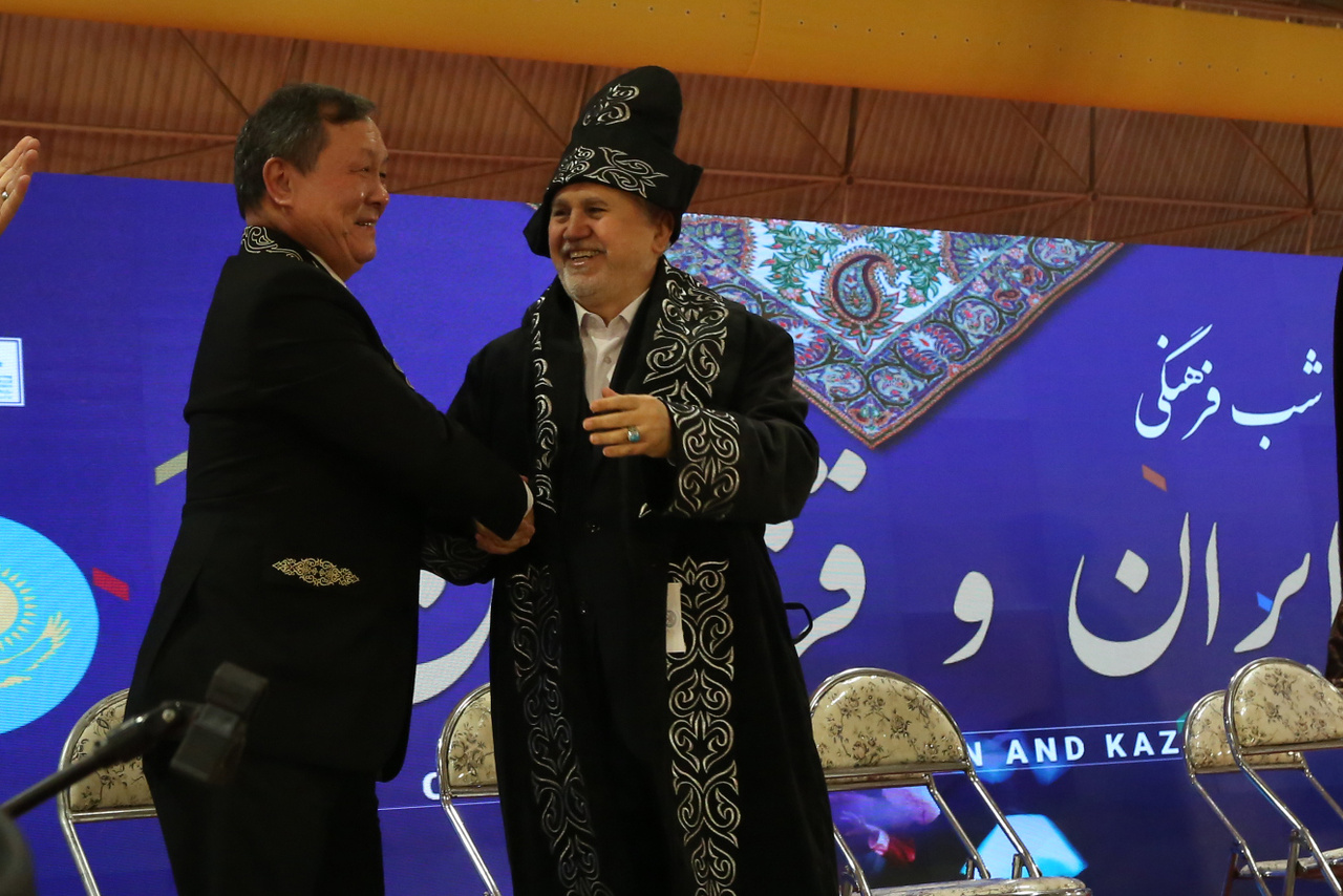 قاب ماندگار احترام؛ شاپان قزاق بر تن یک میزبان فرهنگی