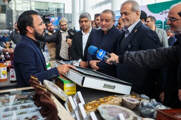 بازدید رئیس‌جمهوری از غرفه گوهرسنگ و اجرای زنده توبافی در نمایشگاه فرصت‌های اقتصادی خراسان جنوبی