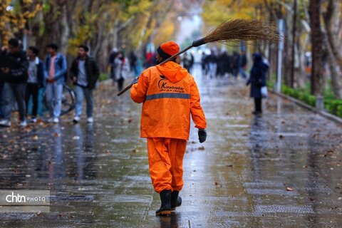 اولین بارش باران در محور فرهنگی و تاریخی چهارباغ اصفهان