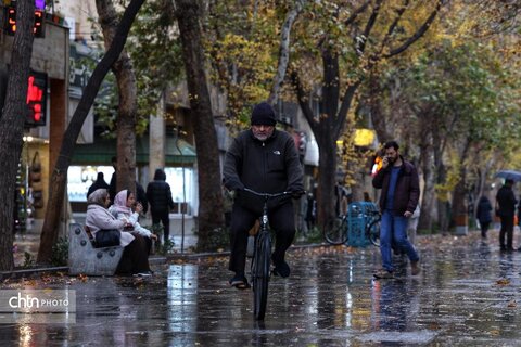 اولین بارش باران در محور فرهنگی و تاریخی چهارباغ اصفهان