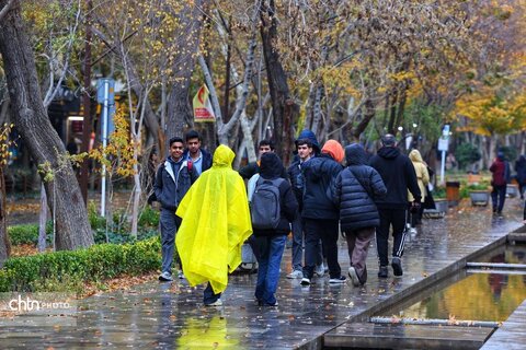 اولین بارش باران در محور فرهنگی و تاریخی چهارباغ اصفهان