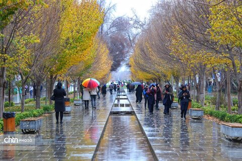 اولین بارش باران در محور فرهنگی و تاریخی چهارباغ اصفهان