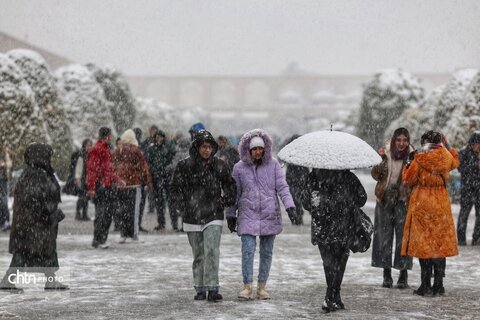 اولین بارش برف در مجموعه جهانی میدان امام (ره)(نقش جهان)