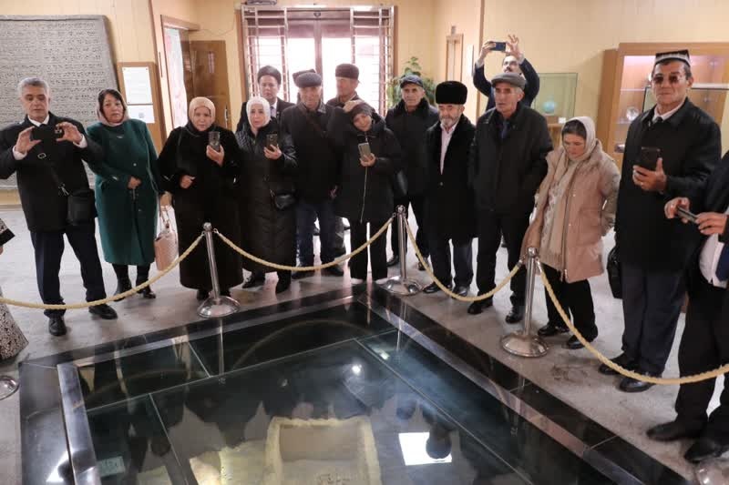 بازدید ادیبان و پزشکان آسیای میانه از بناهای تاریخی همدان