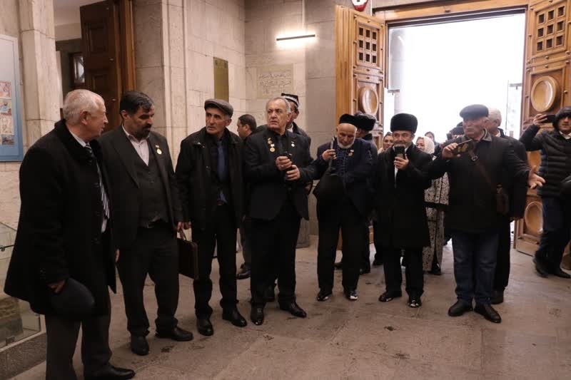 بازدید ادیبان و پزشکان آسیای میانه از بناهای تاریخی همدان