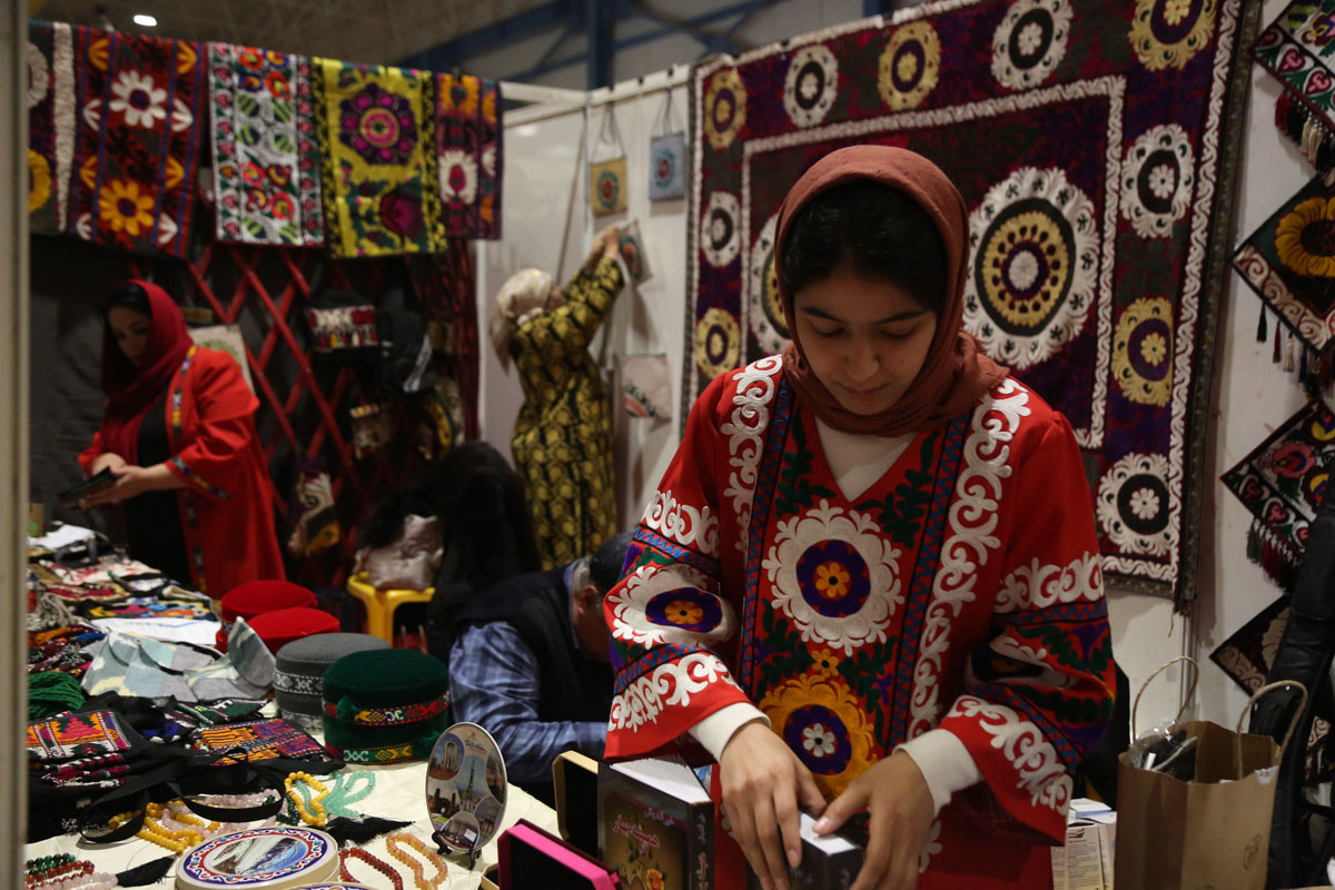 غرفه‌هایی فراتر از مرزها؛ هم‌زبانی هنر در جشنواره فرهنگ اقوام