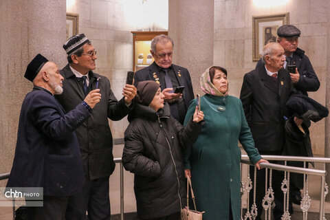 بازدید ادیبان و پزشکان آسیای میانه از بناهای تاریخی همدان