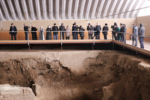 بازدید ادیبان و پزشکان آسیای میانه از بناهای تاریخی همدان