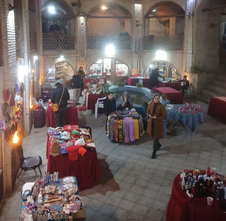 نمایشگاه صنایع‌دستی در بازارچه سرای مهر اراک با حضور هنرمندان و بانوان کارآفرین برگزار شد