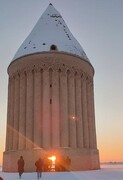 حضور گردشگران در برج تاریخی رادکان برای رصد زمستانه
