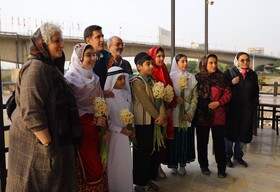 استقبال از خبرنگاران داخلی و خارجی در استان خوزستان با گل نرگس