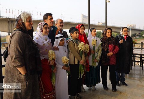 استقبال از خبرنگاران داخلی و خارجی در استان خوزستان با گل نرگس