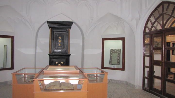 بازدید بسیجیان ادارات خراسان جنوبی ازعمارت جهانی اکبریه بیرجند