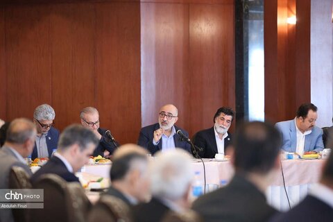 نشست جامعه هتلداران استان فارس با حضور مشاور وزیر و مدیرکل حوزه وزارتی وزارت میراث‌فرهنگی، گردشگری و صنایع‌دستی