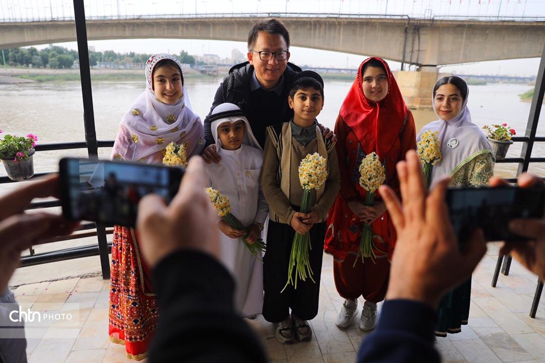 استقبال از خبرنگاران داخلی و خارجی در استان خوزستان با گل نرگس