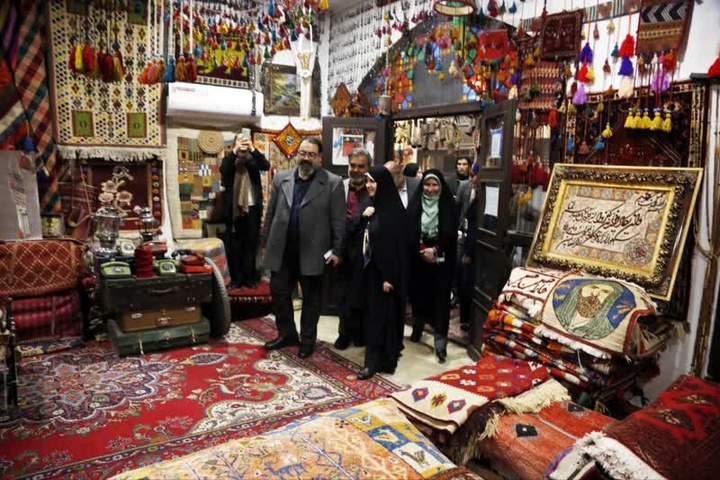 بازار هنر؛ پیود دهنده گردشگران با محصولات صنایع دستی است / امیدواری برای از سرگرفتن صادرات محصولات عشایری و صنایع‌دستی
