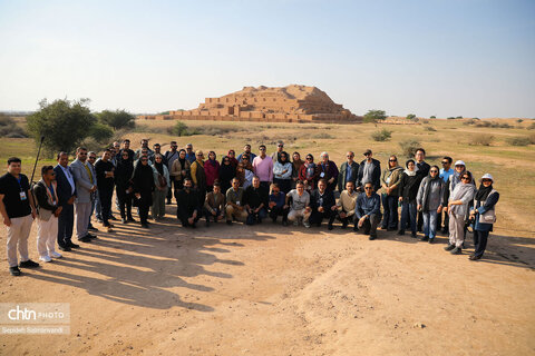 گشت خبرنگان داخلی و خارجی در محوطه میراث جهانی چغازنبیل
