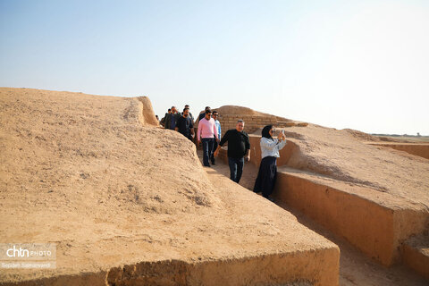 گشت خبرنگان داخلی و خارجی در محوطه میراث جهانی چغازنبیل