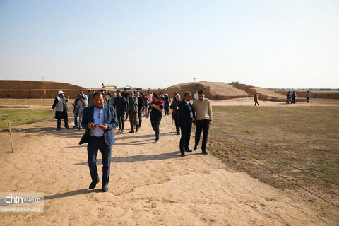 گشت خبرنگان داخلی و خارجی در محوطه میراث جهانی چغازنبیل