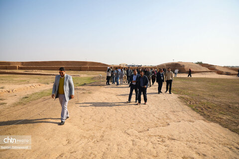 گشت خبرنگان داخلی و خارجی در محوطه میراث جهانی چغازنبیل