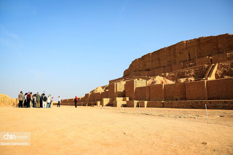 گشت خبرنگان داخلی و خارجی در محوطه میراث جهانی چغازنبیل