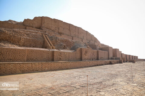 گشت خبرنگان داخلی و خارجی در محوطه میراث جهانی چغازنبیل