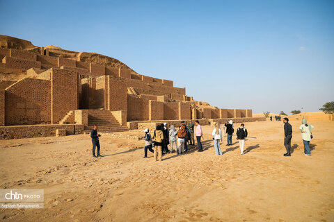 گشت خبرنگان داخلی و خارجی در محوطه میراث جهانی چغازنبیل