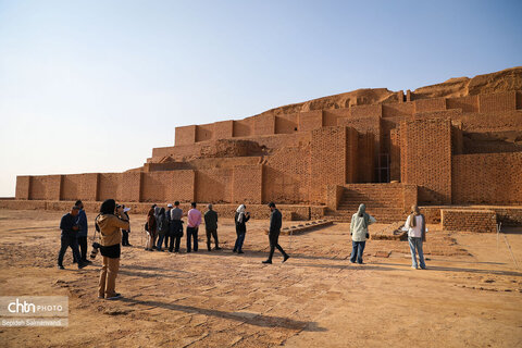 گشت خبرنگان داخلی و خارجی در محوطه میراث جهانی چغازنبیل