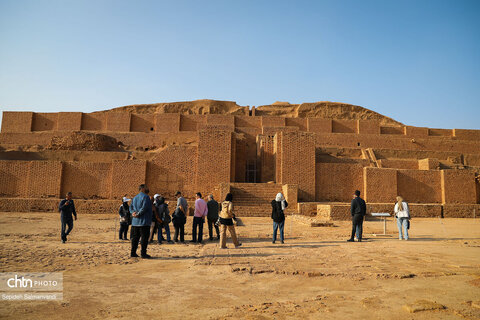 گشت خبرنگان داخلی و خارجی در محوطه میراث جهانی چغازنبیل