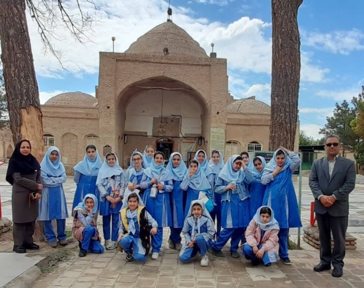 بازدید دانش‌آموزان ابتدایی از جاذبه‌های تاریخی و مذهبی ورامین