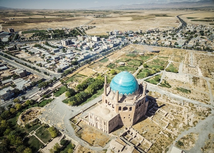 ارگ و محوطه گنبد سلطانیه هم‌زمان مورد رسیدگی قرار گیرند