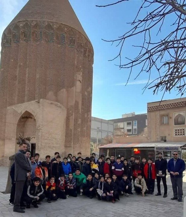 بازدید ۱۲۰ دانش‌آموز ورامینی از مسجد جامع و برج علاءالدوله