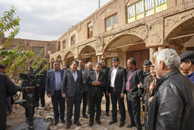 هم‌نشینی تصویر و تاریخ، حضور استاندار کرمان در بازار تاریخی کرمان