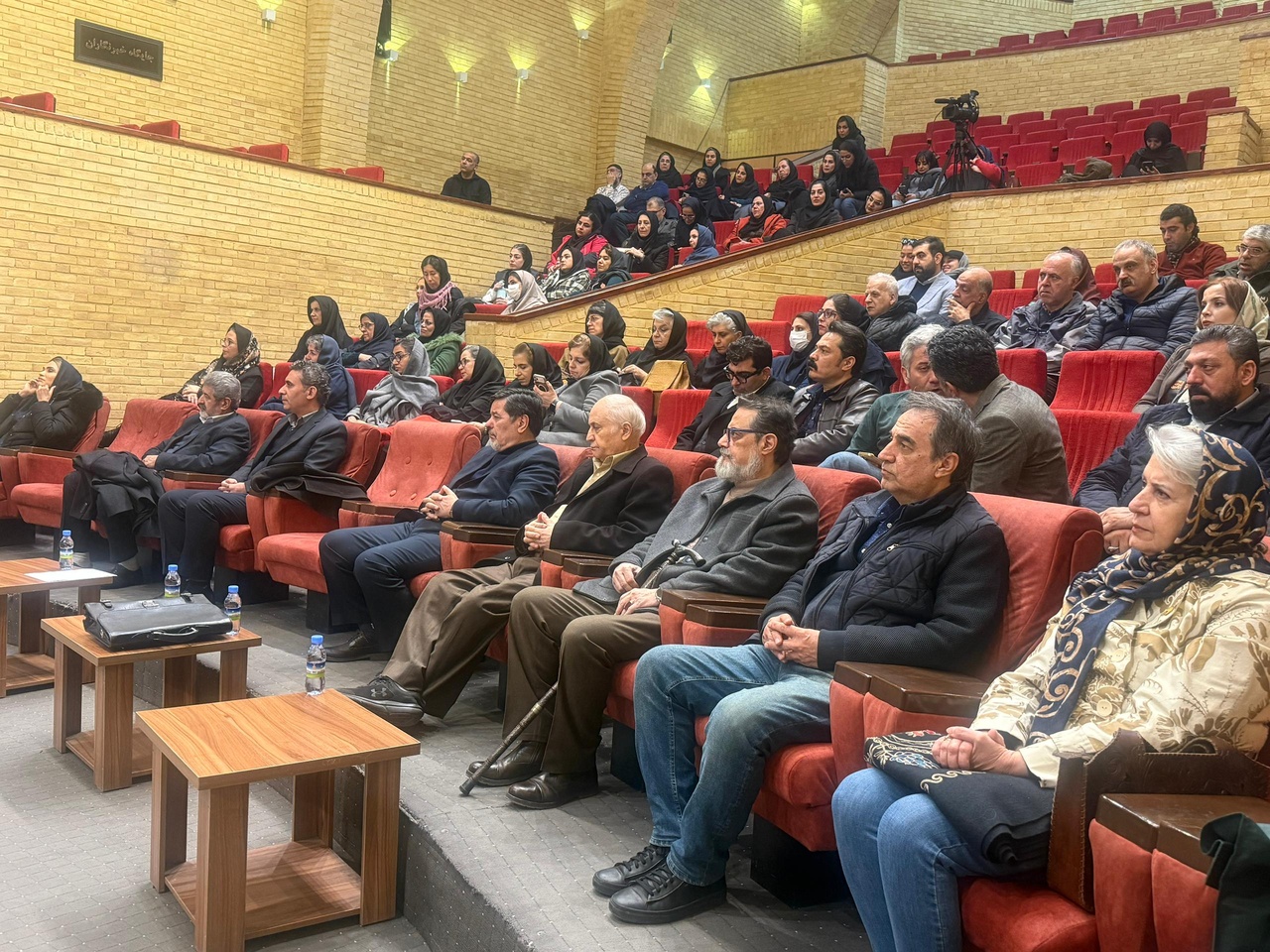 نمایشگاه «بافتههای زرین: یکصد سال هنر زریبافی تهران» برگزار میشود