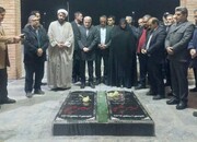 ادای احترام وزیر میراث‌فرهنگی به شهدای گمنام خور و بیابانک
