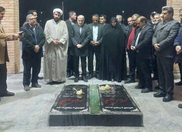 ادای احترام وزیر میراث‌فرهنگی به شهدای گمنام خور و بیابانک