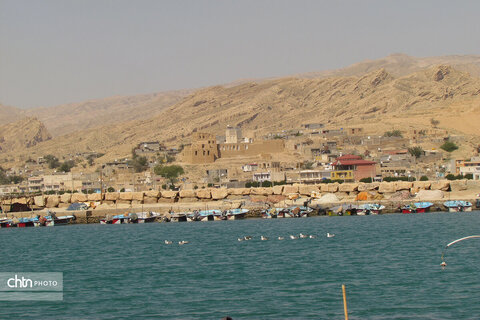 سیراف، بندری خاموش اما پر غرور است که هر موجش داستانی از سفر، تجارت و شکوه کهن را زمزمه می‌کند.