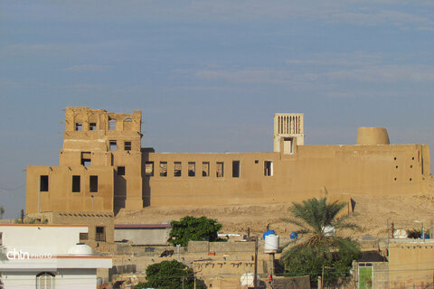 سیراف، بندری خاموش اما پر غرور است که هر موجش داستانی از سفر، تجارت و شکوه کهن را زمزمه می‌کند.