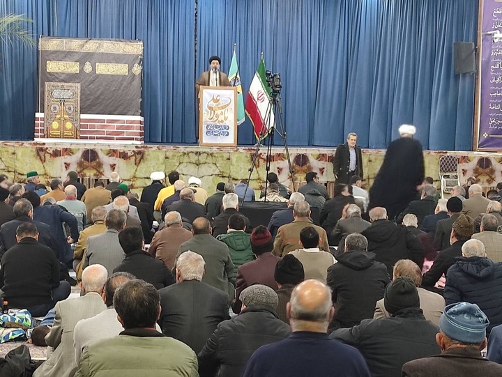 برگزاری میز خدمت میراث‌فرهنگی پیشوا همزمان با نماز جمعه در صحن مطهر حضرت جعفر بن موسی الکاظم(ع)