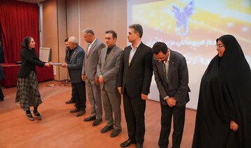 تقدیر از هنرمند حوزه چوب آذربایجان‌غربی به‌عنوان منتور برتر صنایع خلاق