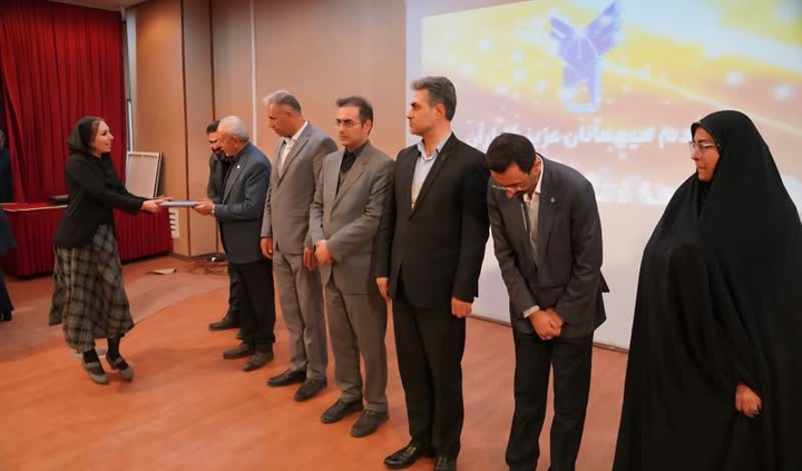 تقدیر از هنرمند حوزه چوب آذربایجان‌غربی به‌عنوان منتور برتر صنایع خلاق