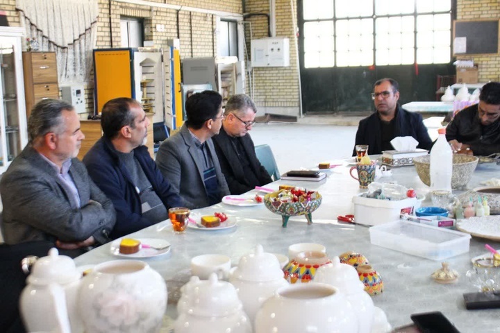 بازدید اعضای شورای اسلامی شهر خمین از کارگاه صنایع‌دستی مینای سفال / تأکید بر حمایت از هنرمندان و توسعه زیرساخت‌های نمایشگاهی