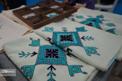 آثار صنعتگران شرکت کننده در یازدهمین نمایشگاه سراسری صنایع دستی و هنرهای سنتی کشور