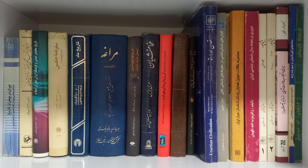 اهدای مجموعه‌ای ماندگار از کتاب‌های مرجع باشتان‌شناسی و هنر به میراث‌فرهنگی عجب‌شیر/ تداوم راه علمی یک خادم میراث فرهنگی